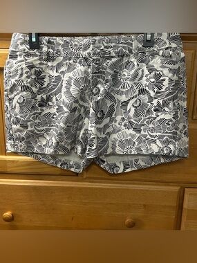 Old Navy Women's Pixie Shorts in a Beautiful Black & White Floral Print Size 6